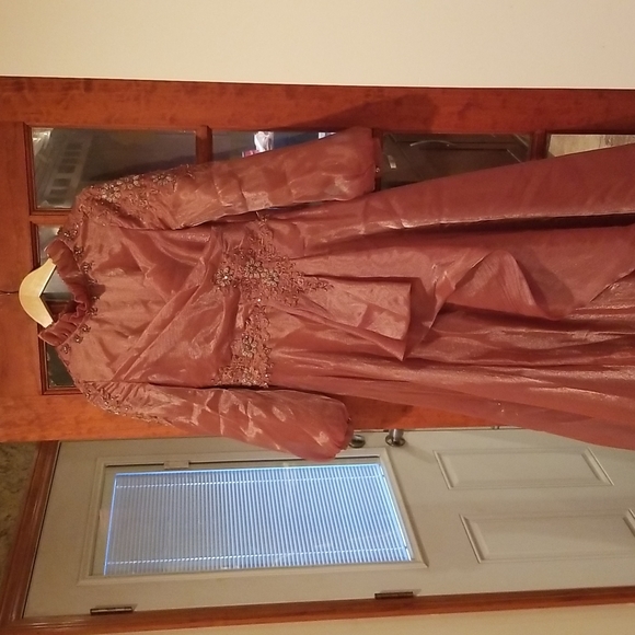 Excellent condition ballgown - Picture 2 of 9